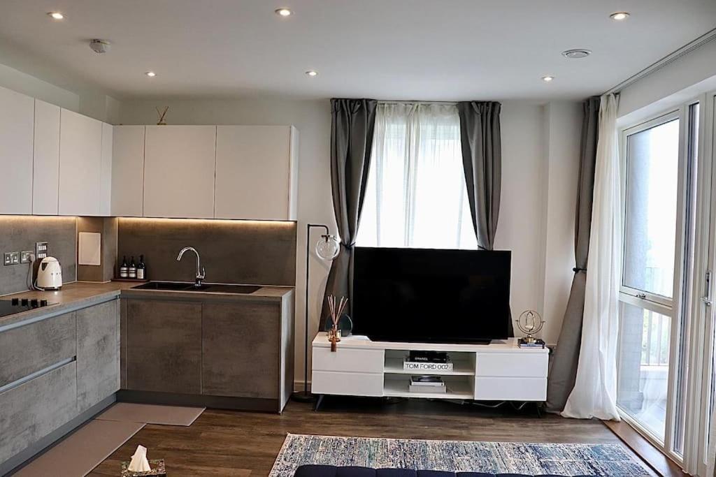 A Stylish Two Bedroom Modern Apartment With Parking Barking  Exterior foto
